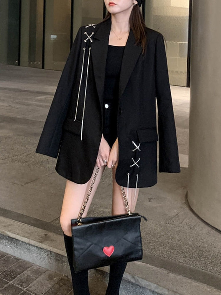 Fashion blogger Xiayan wears a black oversized blazer jacket from